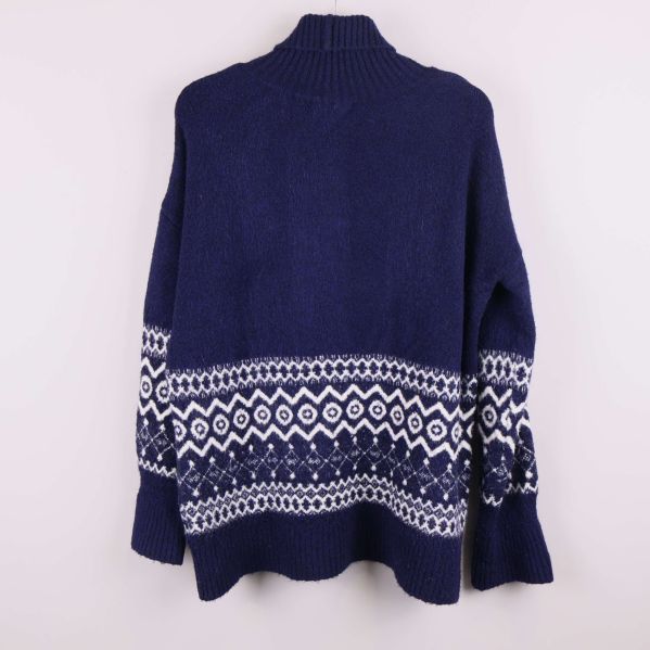 Baksidan av blå polotröja med vitt mönster