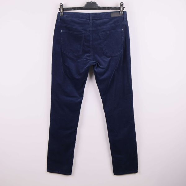 Blå manchesterbyxor sett bakifrån 