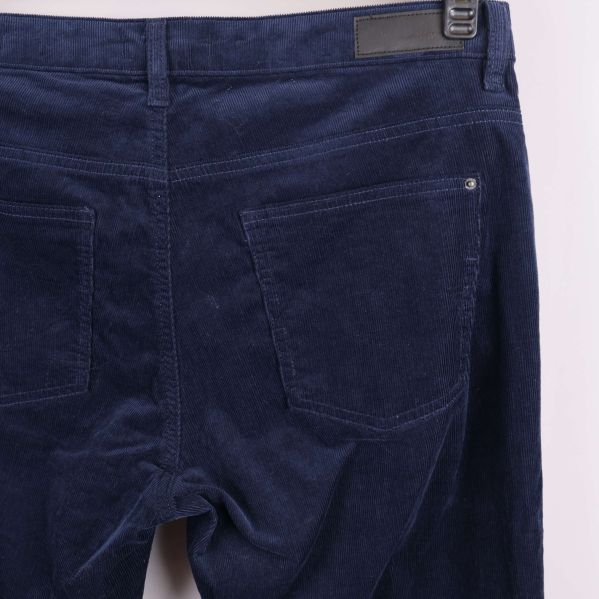 Närbild på bakfickor och midja på blå byxor