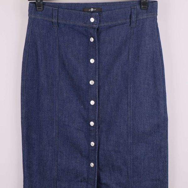 Övre del av blå jeanskjol med knappar och bälteshällor