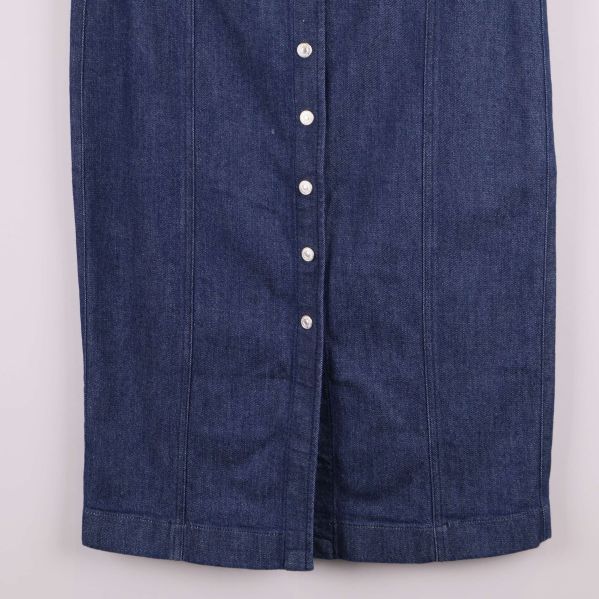 Nedre del av blå jeanskjol med knappslå