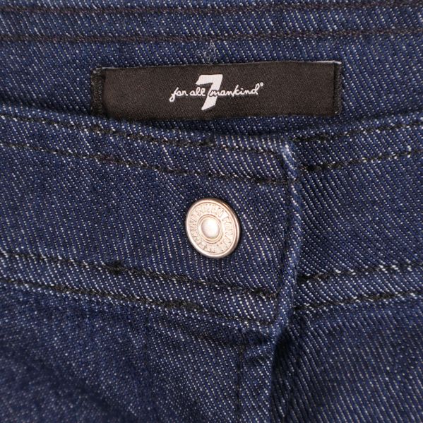 Närbild på märke 7 for all mankind på midjekanten