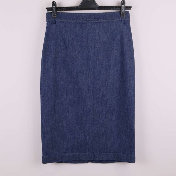 Baksida av mörkblå rak jeanskjol 