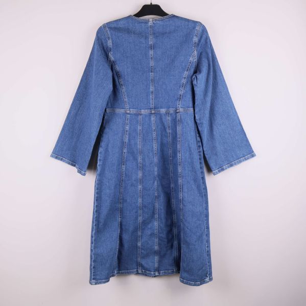 Baksida av jeansklänning med raka sömmar