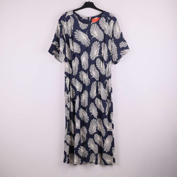 Lång klänning med vitt mönster på mörk bakgrund, framtill