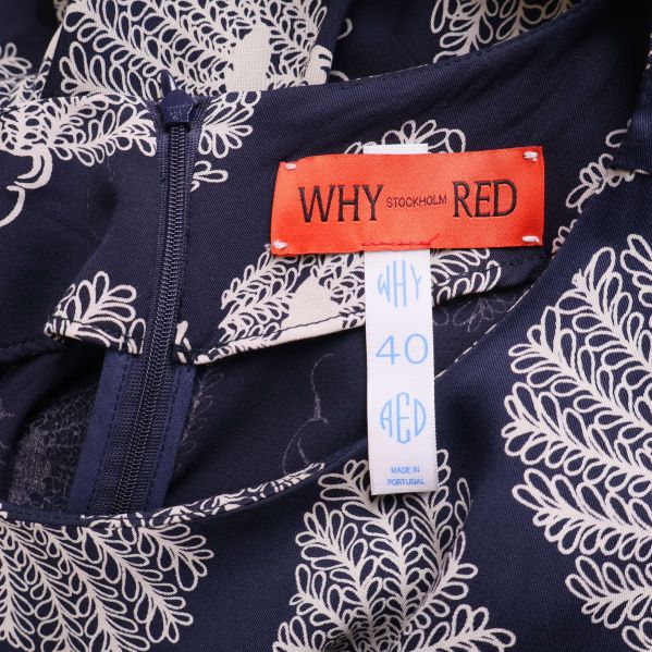 Närbild på etikett med Whyred och storlek 40