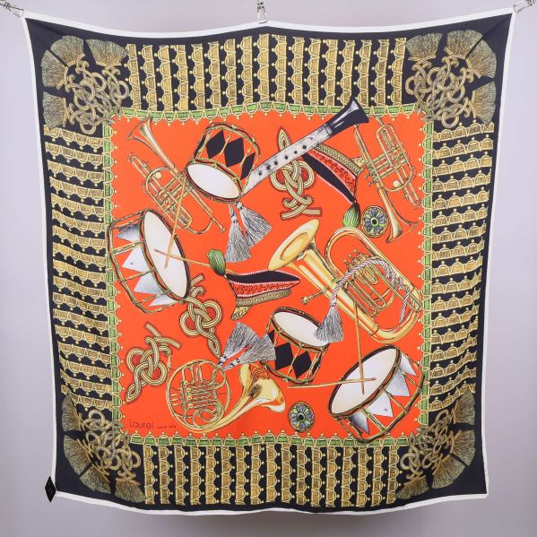 Stor kvadratisk scarf med orkestermotiv i orange och svart