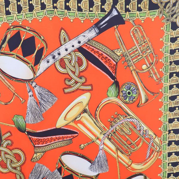 Närbild på färgglatt mönster av instrument på scarfen