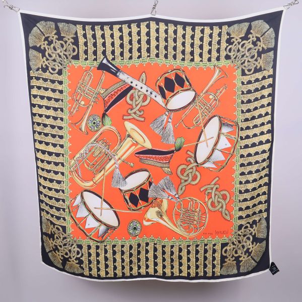 Kvadratisk scarf med instrumentmönster i färg