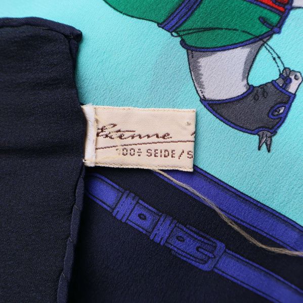 Närbild på sidenetikett med materialinformation