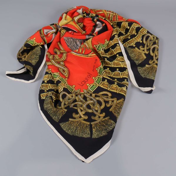 Färgglad scarf draperad i triangelform