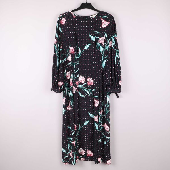 Blommig och prickig klänning fram