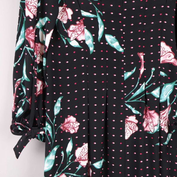 Detalj av rynkad ärm och mönster