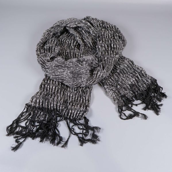 Ihoppackad stickad halsduk med fransar i gråsvart