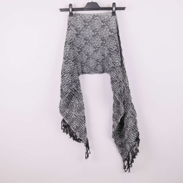 Uthängd halsduk i grått och svart med fransar