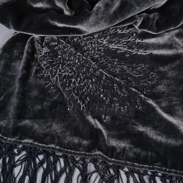 Närbild liggande scarf med glansig yta och broderi