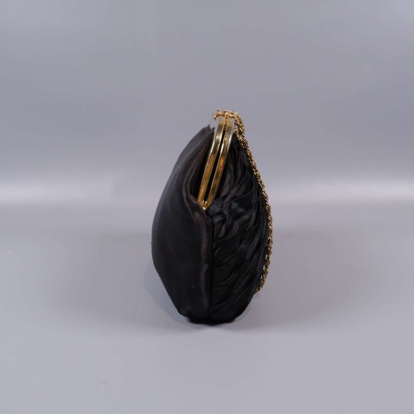 Svart väska sedd från sidan med guldkant