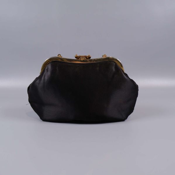 Svart väska bakifrån med slät yta