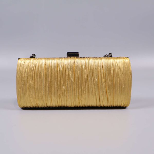 Baksidan av clutch i guldig metallic och kedjerem