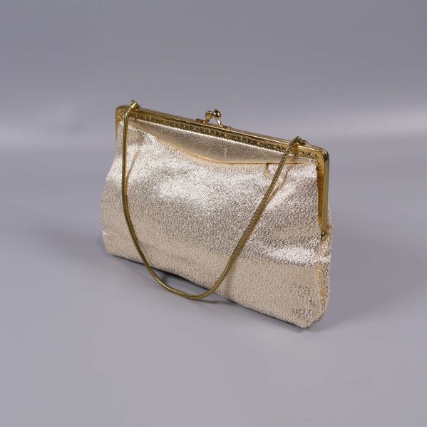 Clutch med glittrande yta och tunn axelrem