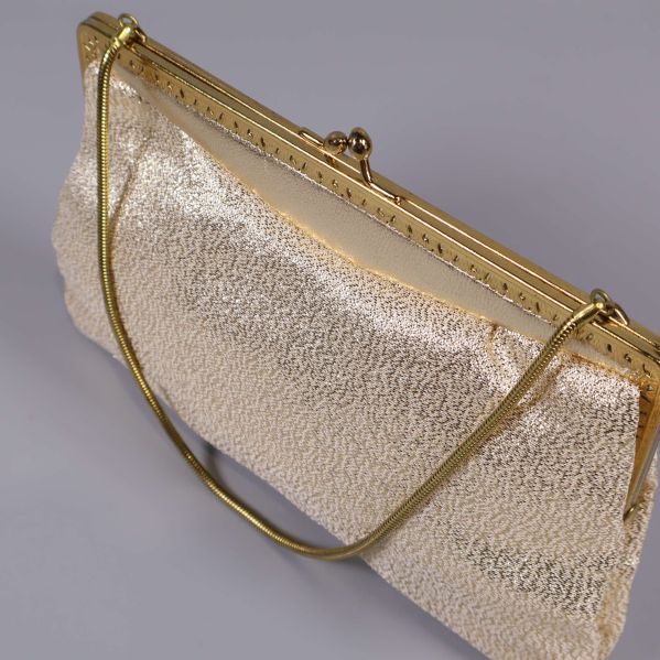 Närbild på clutchens metallram och glittrig yta