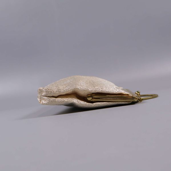 Sidovy av smal clutch med axelrem