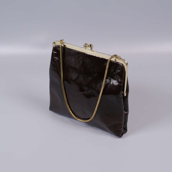 Brun väska med kedjerem visad i vinkel