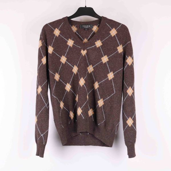 Brun stickad tröja med argylemönster framifrån