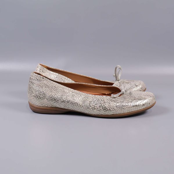 Sida av ballerinasko med låg sula och glittrig yta