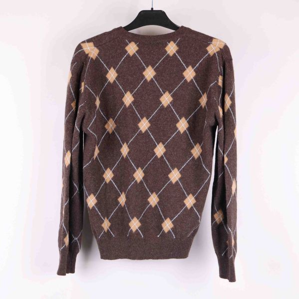 Brun stickad tröja med argylemönster bakifrån
