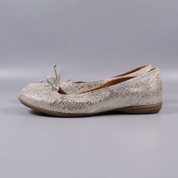 Sida på ballerinaskor, låg sula och glänsande ovandel