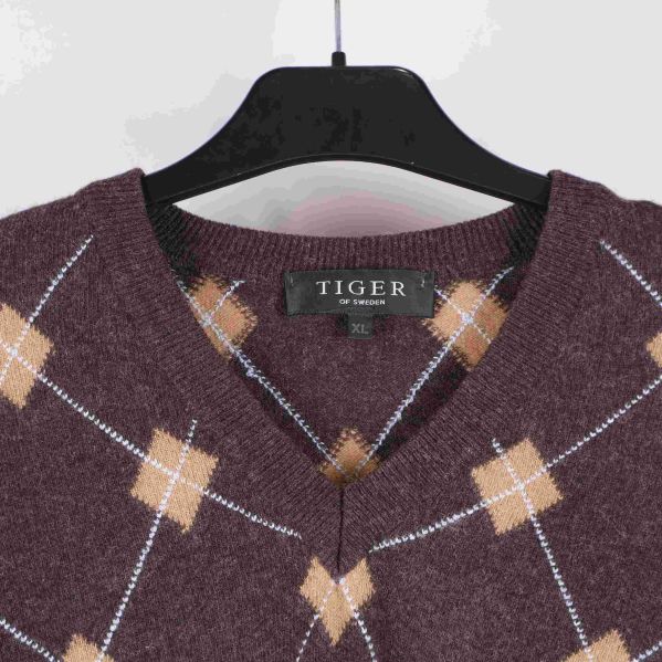 Detaljbild på v-ringning och etikett i halsen