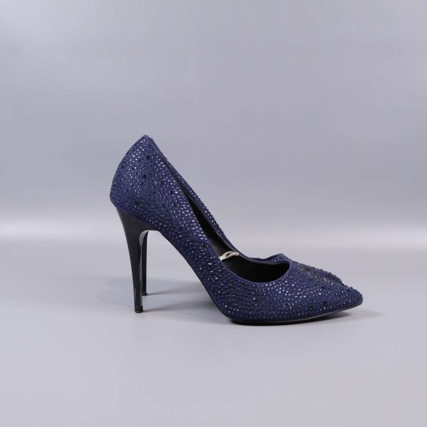 Sidovy på mörkblå högklackad pump med strass