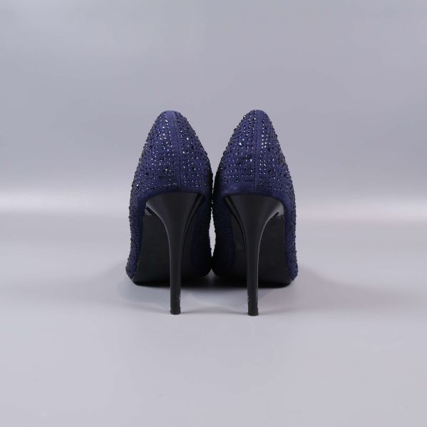 Baksida av högklackade mörkblå pumps med strass