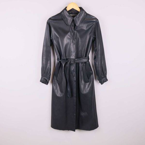 Svart skinnrock med bälte och fickor