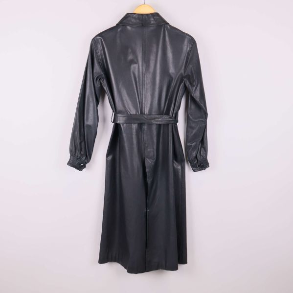 Baksidan av lång svart skinnrock