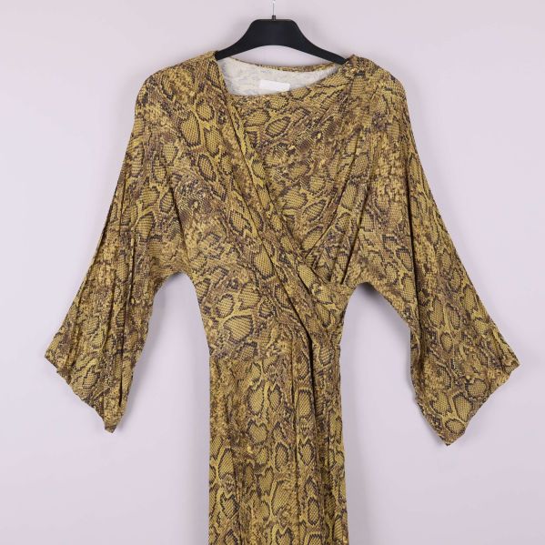 Närbild på klänningens överdel och omlottkrage