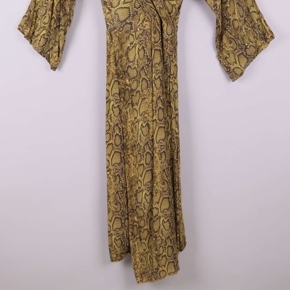 Nedre delen av lång klänning i ormmönster