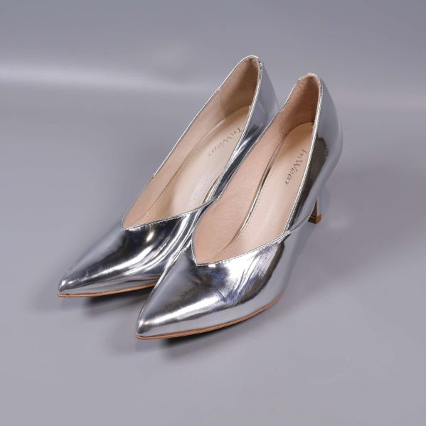 Ett par silverfärgade pumps med spetsig tå och klack
