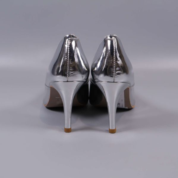 Silverpumps bakifrån med höga smala klackar
