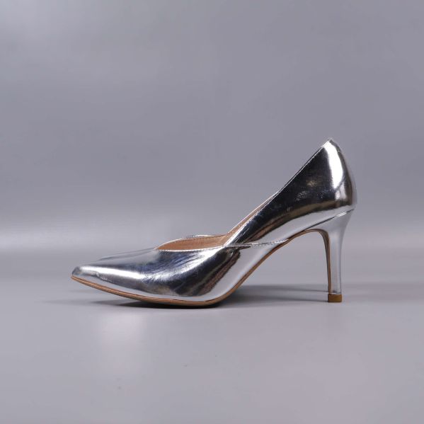 Silverpump sedd från motsatt sida på grå bakgrund