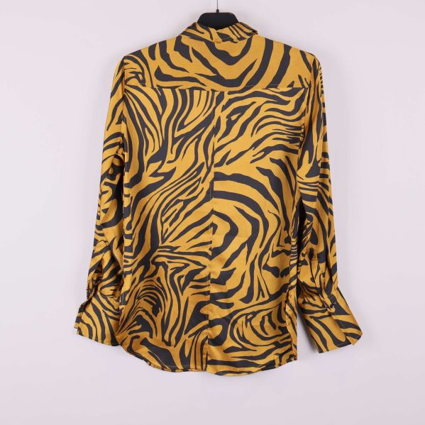 Skjorta med zebramönster bakifrån 