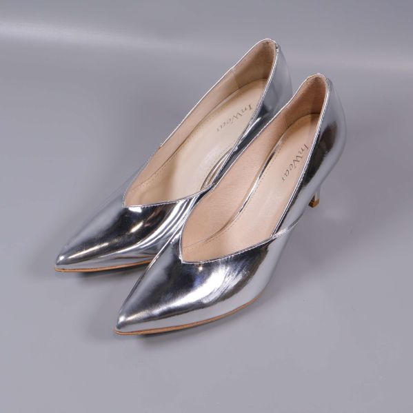 Ett par silverpumps med spetsig tå uppifrån