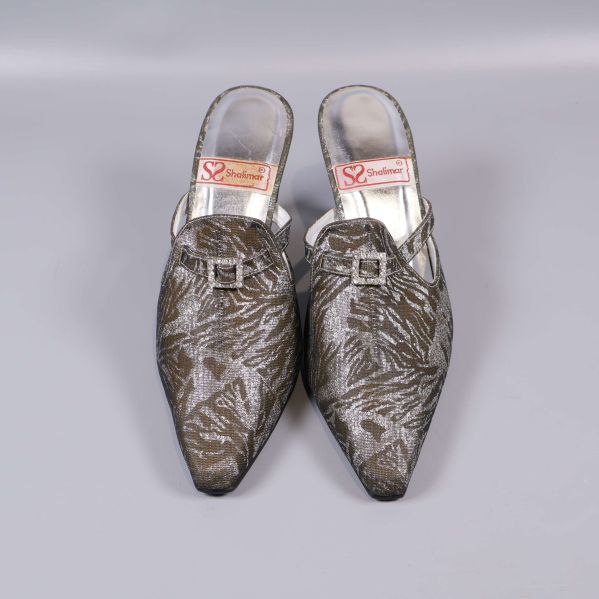 Klackskor med metallicmönster och spänne uppifrån