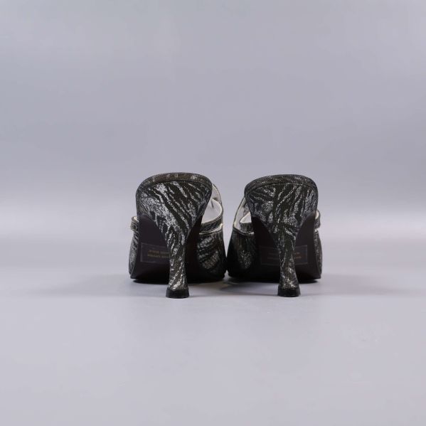 Baksidan av mönstrade klackskor med smal klack