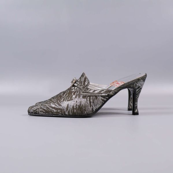 Klackskor med spetsig tå och höga klackar i profil