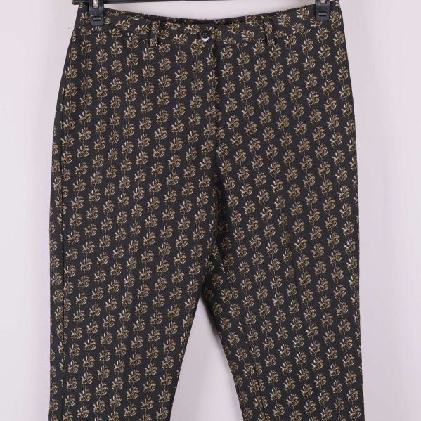 Närbild på byxornas mönstrade framsida upptill