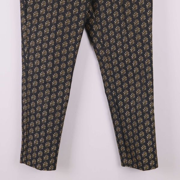 Närbild på byxbenens nedre del och mönster