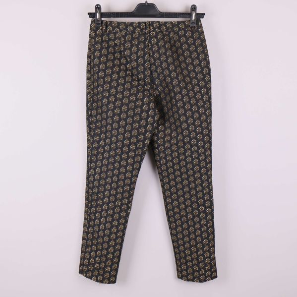 Byxor med blommigt mönster upphängda bakifrån