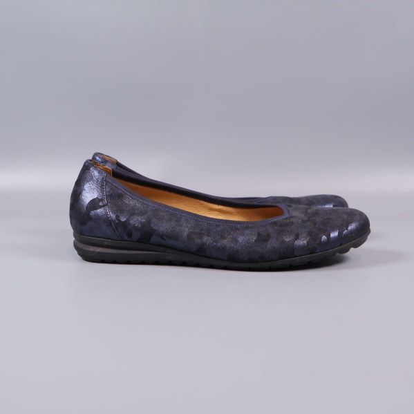 Mörkt mönstrade ballerinaskor sedda från sidan